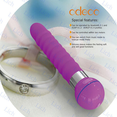 Розовый вибромассажер, вибрирующий в такт музыке