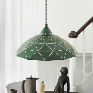 Светильник металлическим абажуром WWW