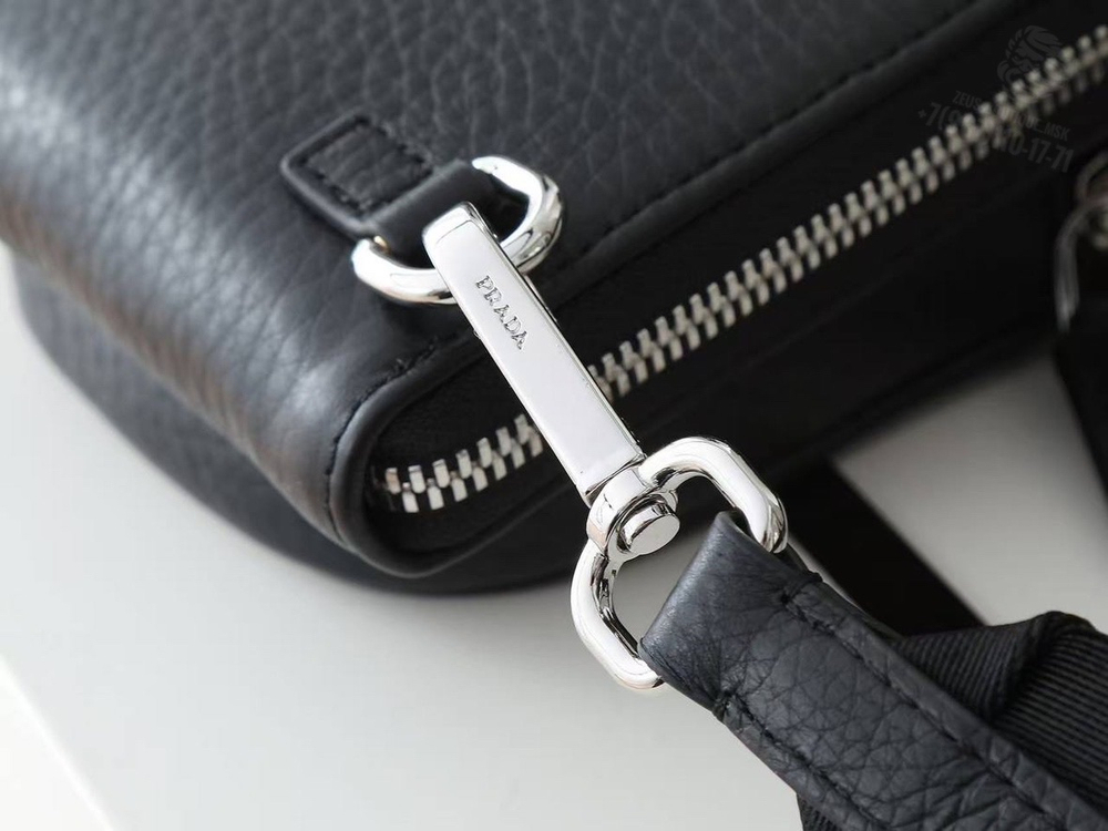 Нагрудная сумка-слинг Prada