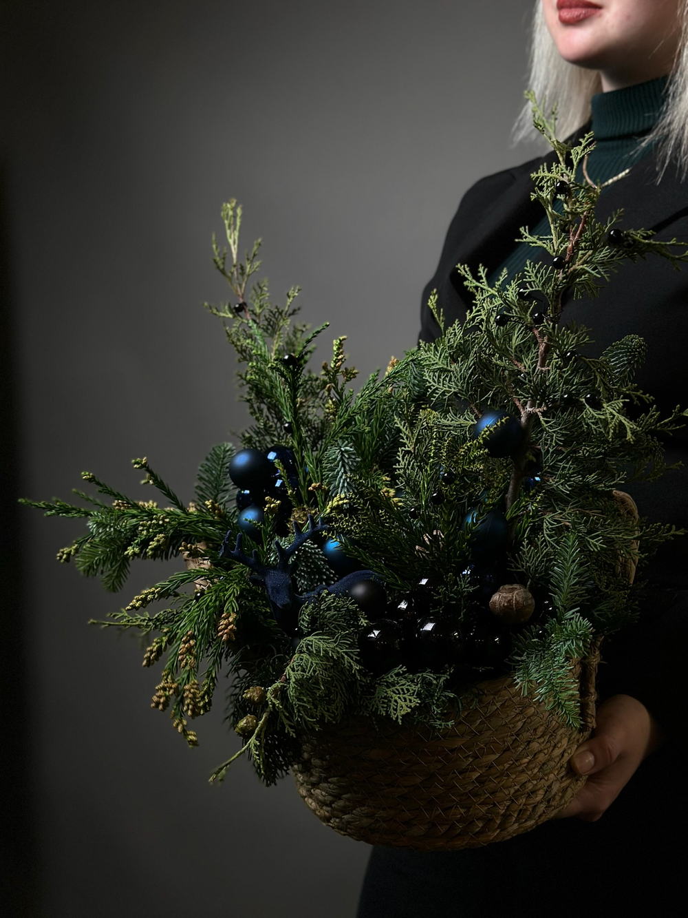 Хвоя в корзине «Игрушечная сказка»