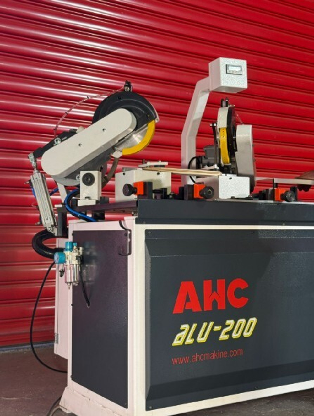 Усозарезной торцовочный двухпильно-сверлильный станок AHC Makina Alu200PRO