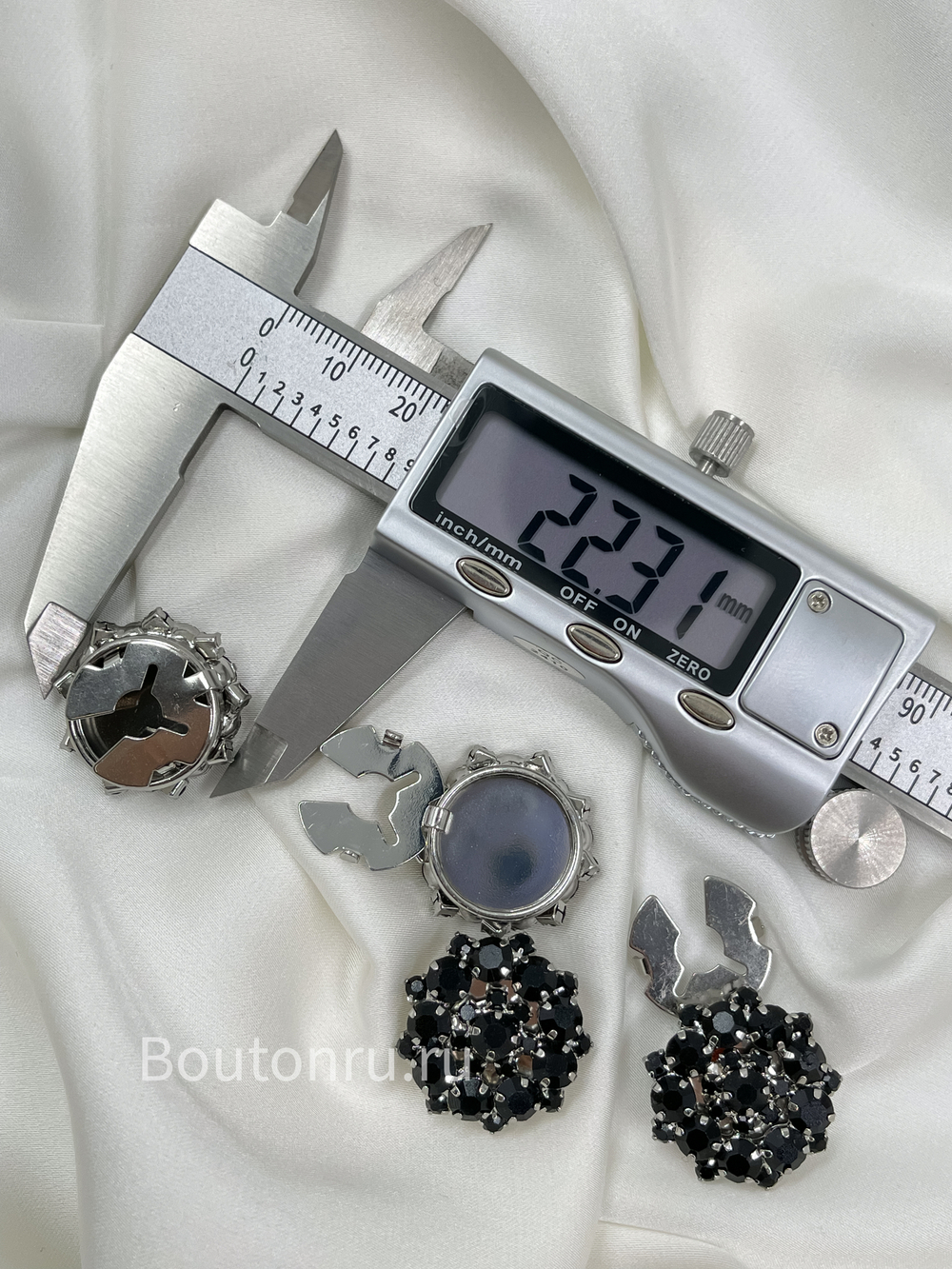 Накладка на пуговицу стразы черные в серебристом обрамлении (клипса)