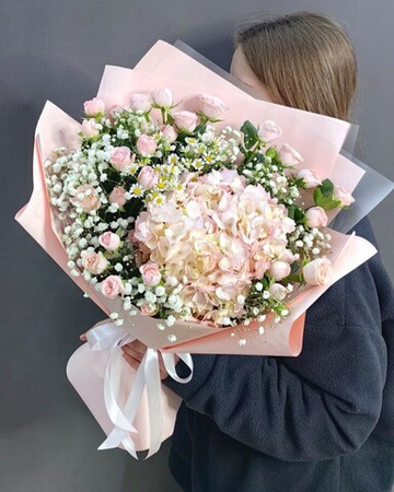 Букет с гортензией и пионовидными кустовыми розами "Bombastic"