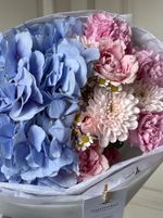 Букет с гортензией, ромашкой и кустовой пионовидной розой