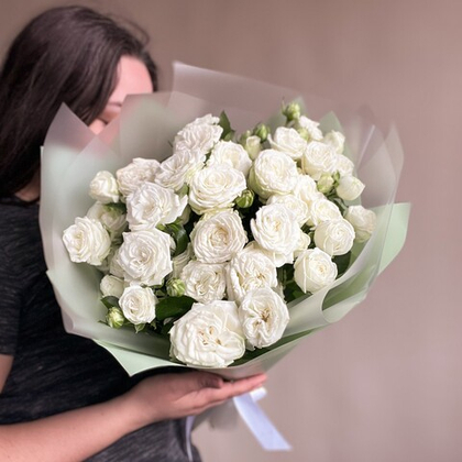 Белые кустовые пионовидные розы 15 шт