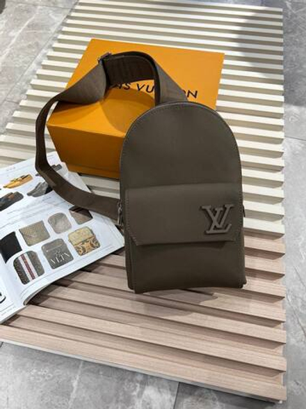 Сумка-слинг Louis Vuitton