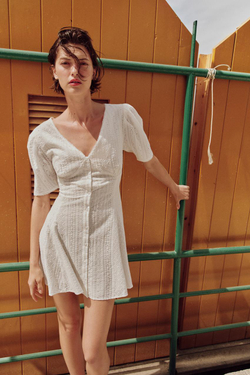 ZARA КОРОТКОЕ ПЛАТЬЕ С АЖУРНОЙ ВЫШИВКОЙ, ЖЕЛТОВАТО-БЕЛЫЙ