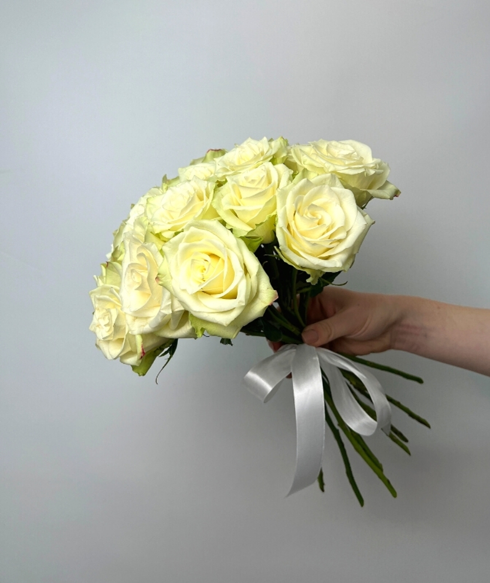 Букет из 19 белых роз