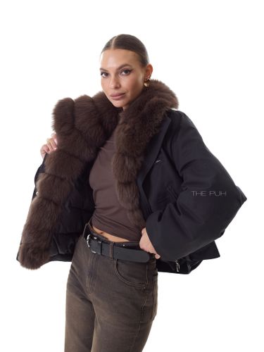 Черная пуховая парка с меховым воротником