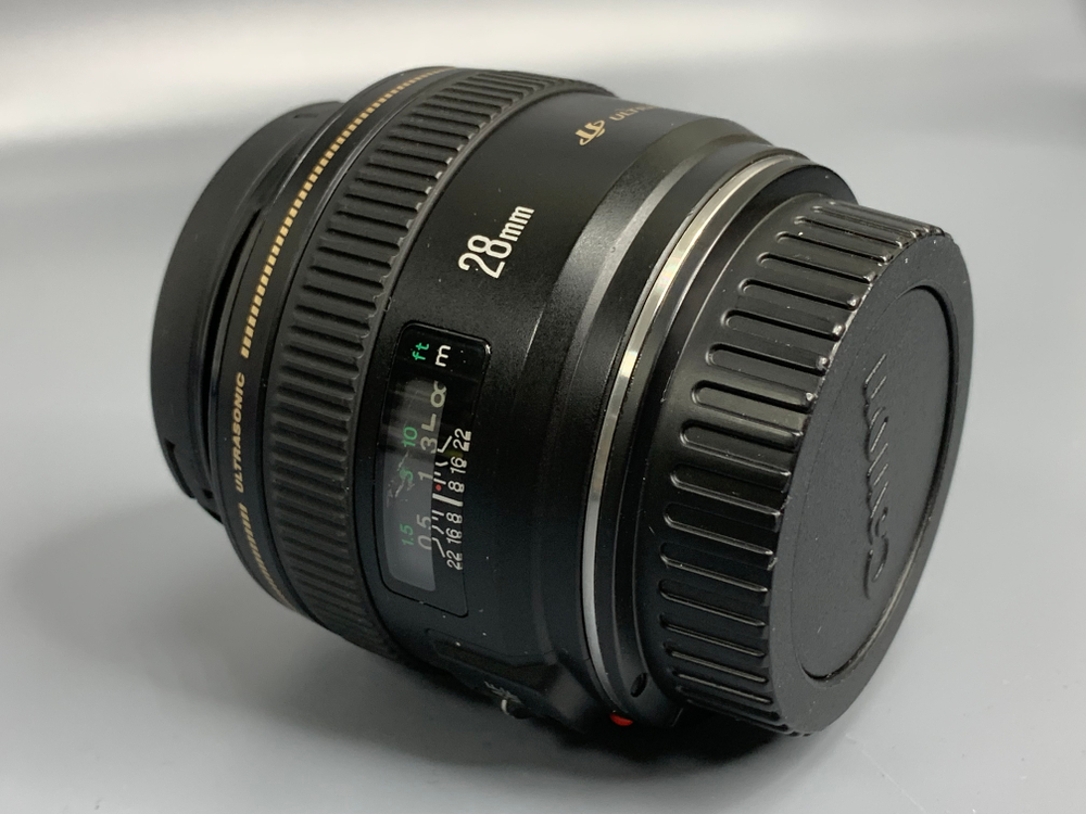 Canon EF 28mm 1.8 USM царапина на линзе