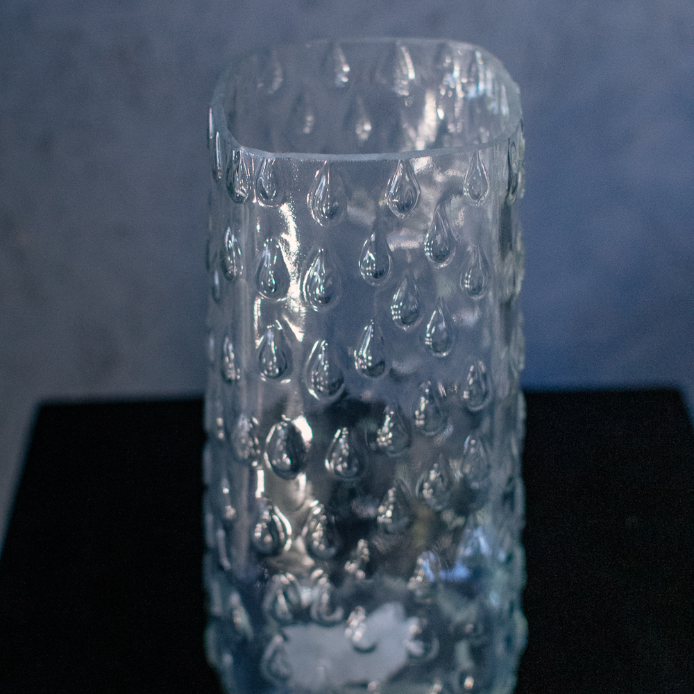 10. Вытянутая прозрачная ваза с рельефом капель