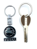 Брелок для ключей металлический с эмблемой Iveco (металл, черная вставка)