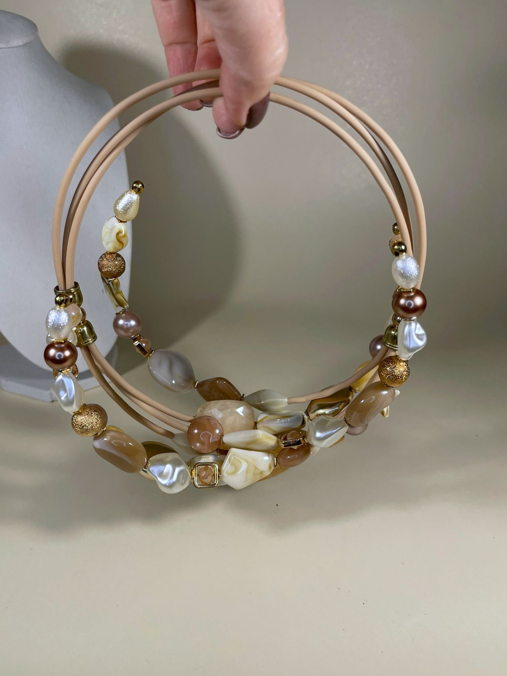 Колье из бусин на проволоке с памятью