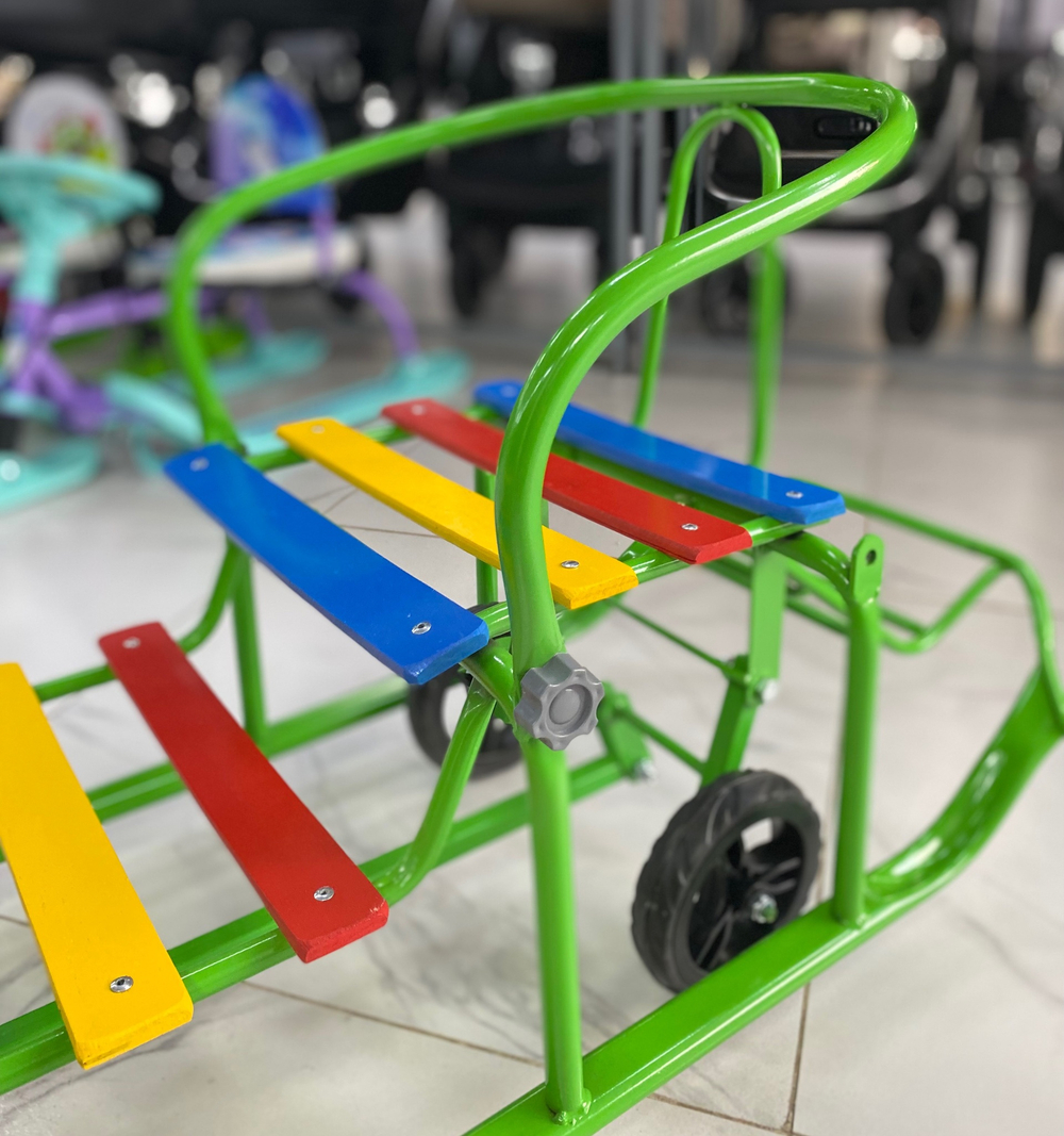 Санки "Погодки УНИВЕРСАЛ" с механизм. выдв. колес. шасси, зеленая рама, разноцветный