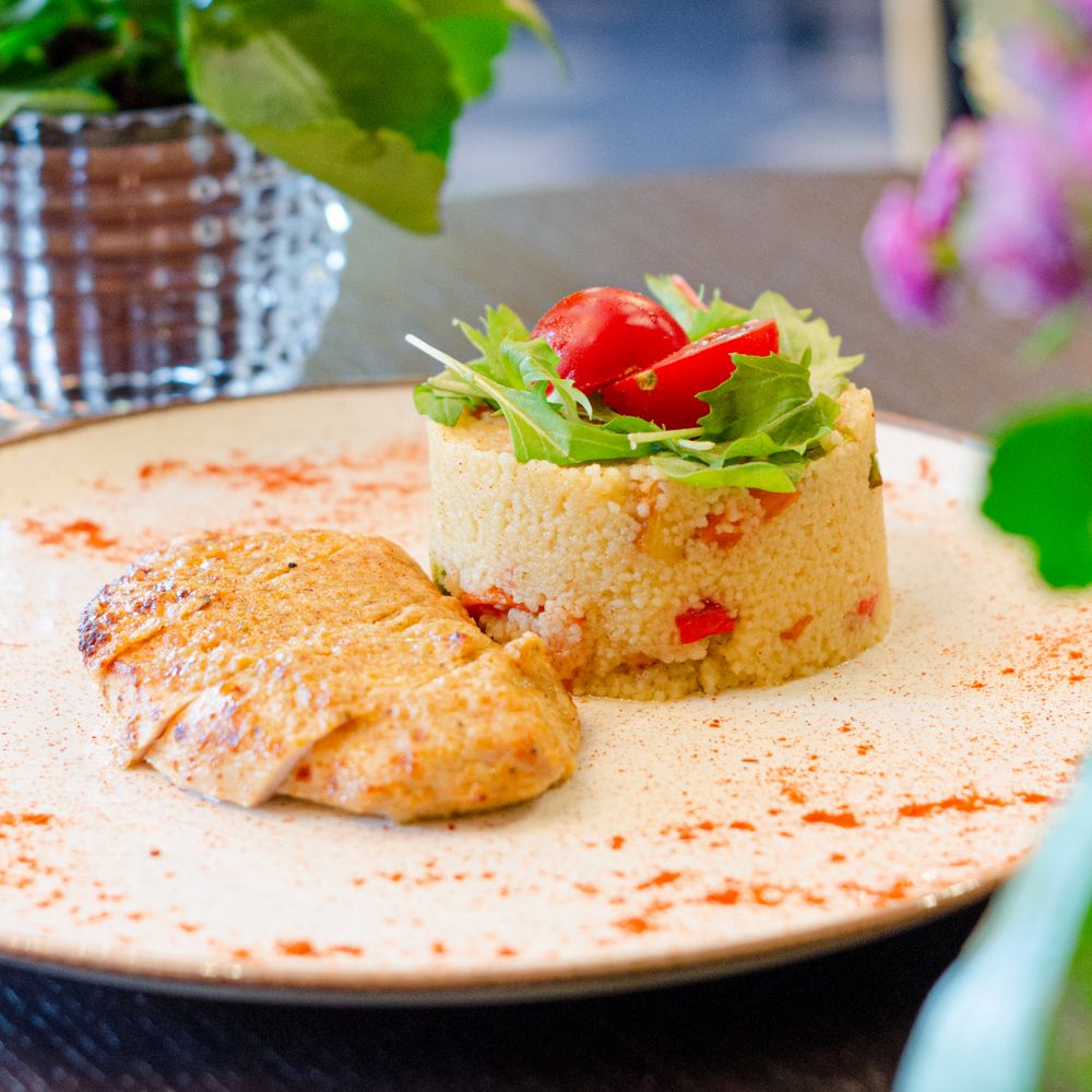 Грудка в йогуртовом маринаде и кус-кус с овощами
