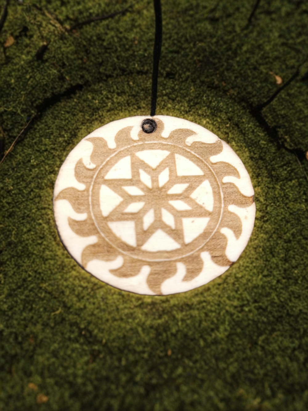 Славянский амулет из натурального дерева "Алатырь". Шнур ― 50см. Диаметр 3см