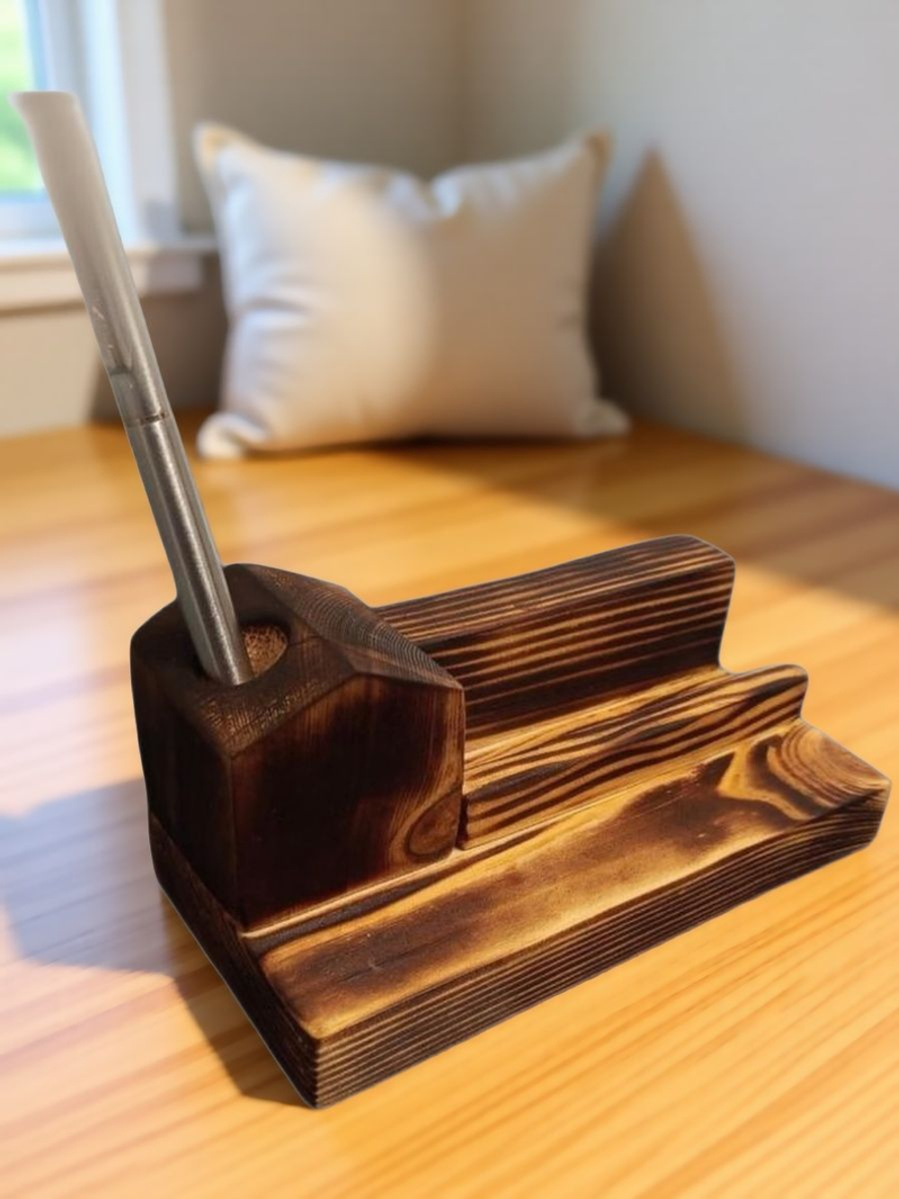 Деревянная подставка для ручки, визиток или заметок.