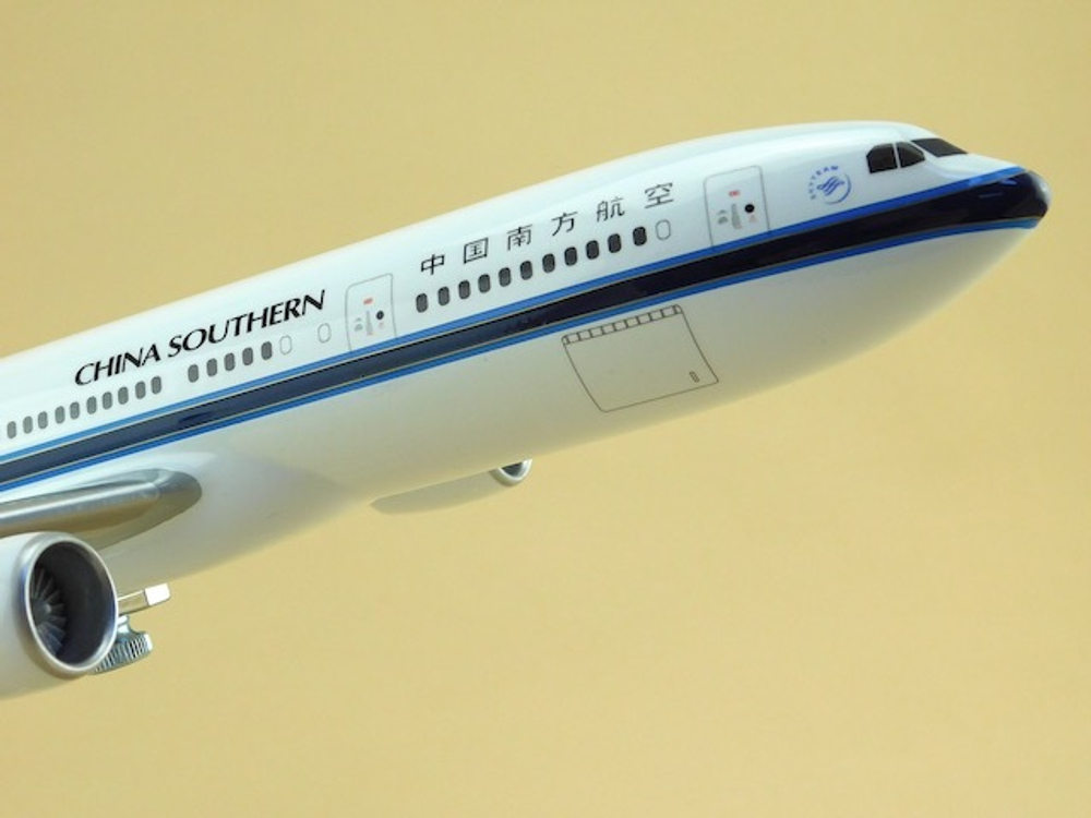 Модель самолета Airbus A330-200 (М1:144, China Southern)