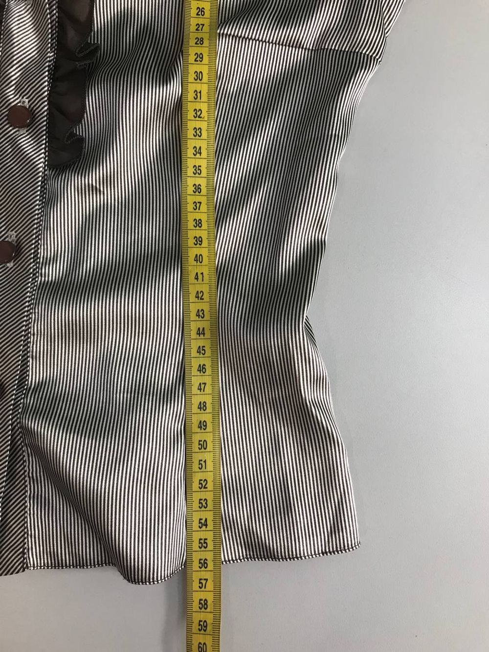 Блузка в тонкую полоску стильная, визуально на 44 размер