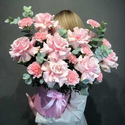 Цветы в коробке "Шанталь" (Роза французская, эвкалипт)