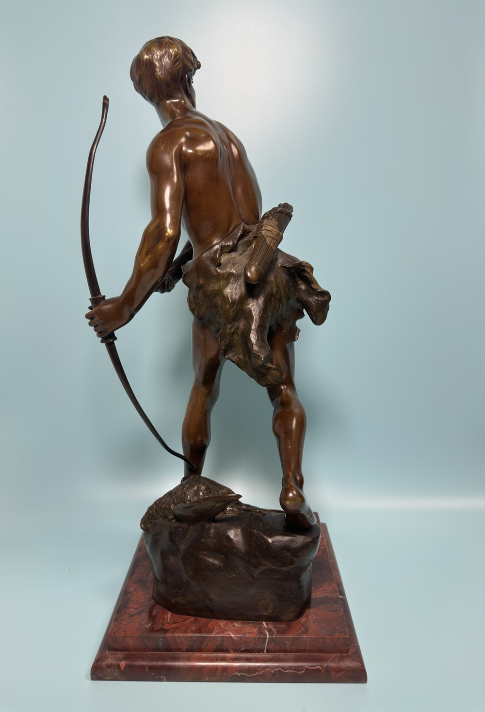 Скульптурная композиция «Охотник с луком»