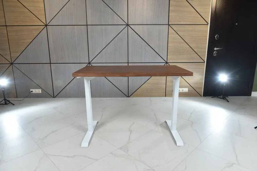 Регулируемый компьютерный стол Bazalt с регулировкой по высоте — столешница МДФ Американский орех