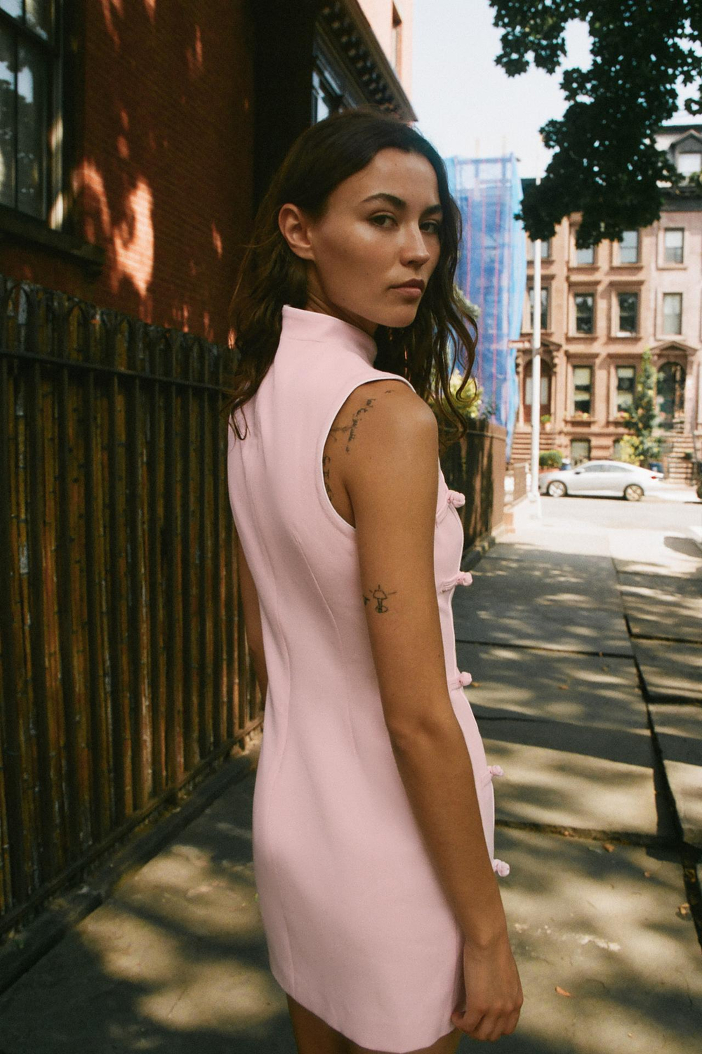 ZARA МИНИ-ПЛАТЬЕ С ЗАСТЕЖКАМИ-АЛАМАР, РОЗОВЫЙ