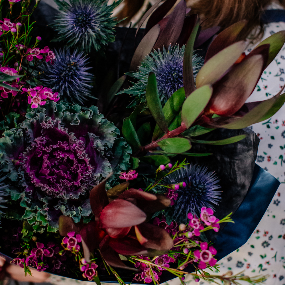 68. Элегантный темный букет с брассикой и эрингиумом