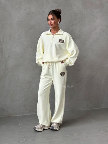 Желтый спортивный костюм с вышивкой-лого