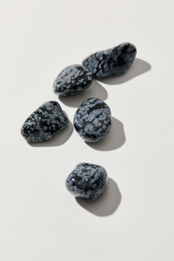 Снежный обсидиан галтовка