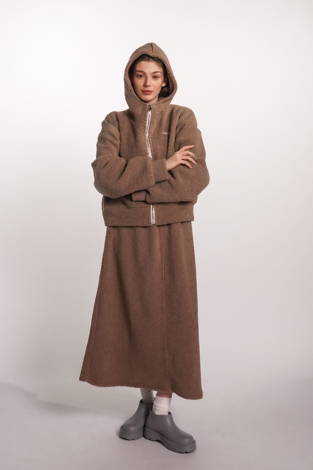 Худи на молнии укороченная из плюшевой ткани, какао