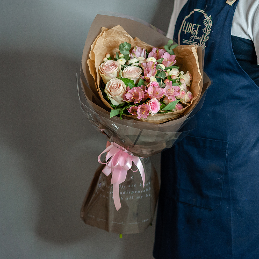 Розовые розы Эквадор с альстромерией в оформлении