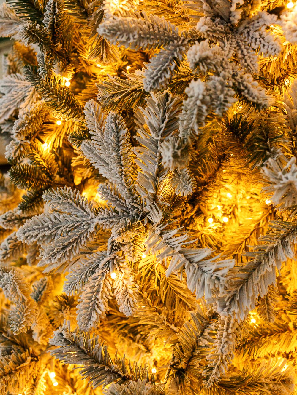 Заснеженная ель с гирляндой «Барокко» теплый свет (Литая+пвх) 210 см / 2,1 м