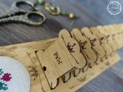 Настольный органайзер с комплектом бобинок (10 шт) и игольницей