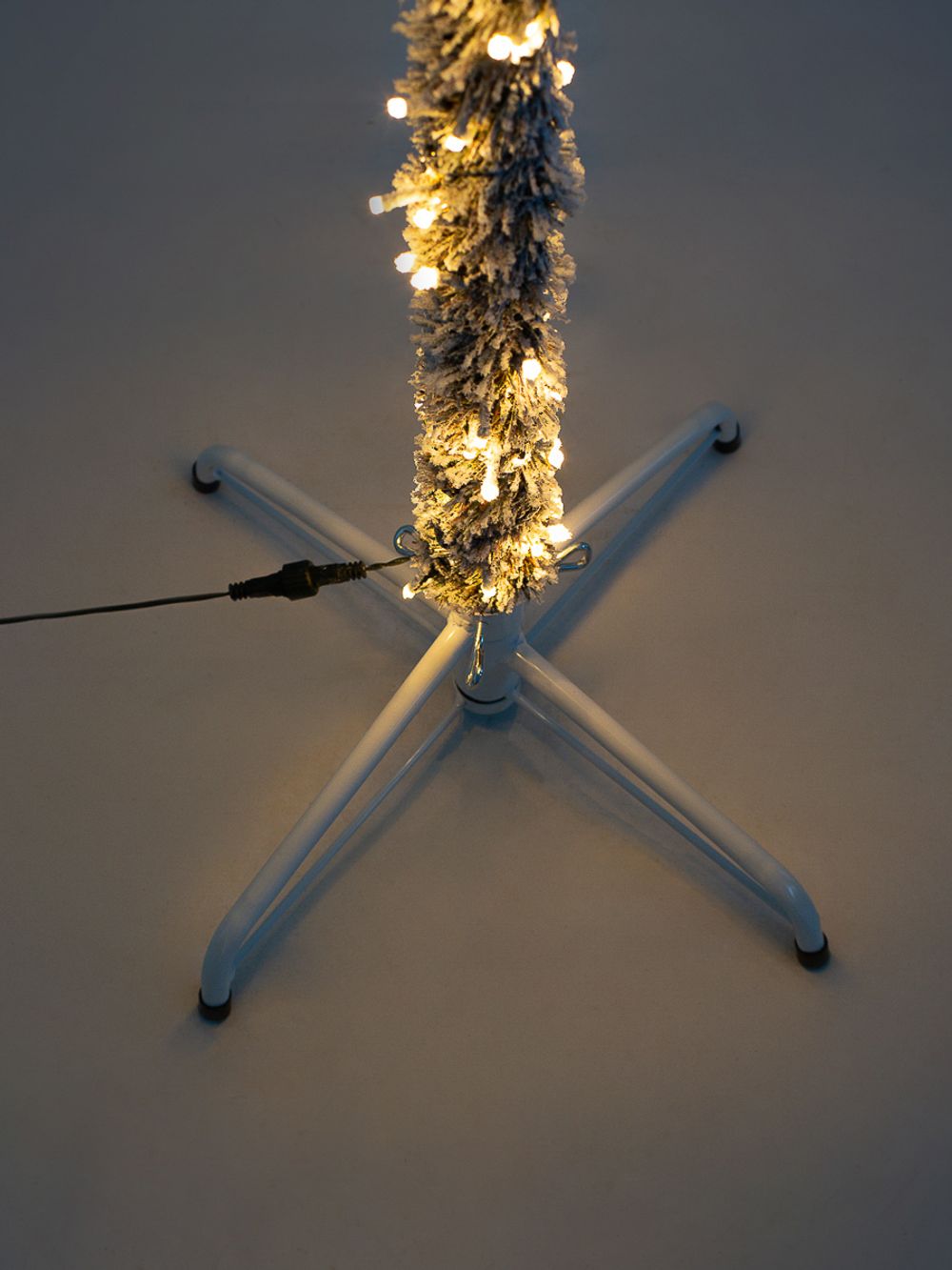 Заснеженная елка на ножке «Торшер» с гирляндой встроенной (Литая хвоя) 210 см / 2,1 м