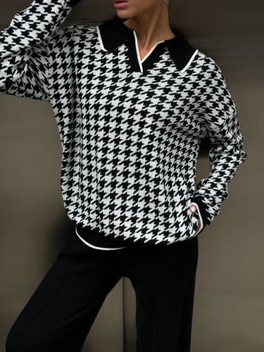 Костюм женский трикотажный черно-белого цвета