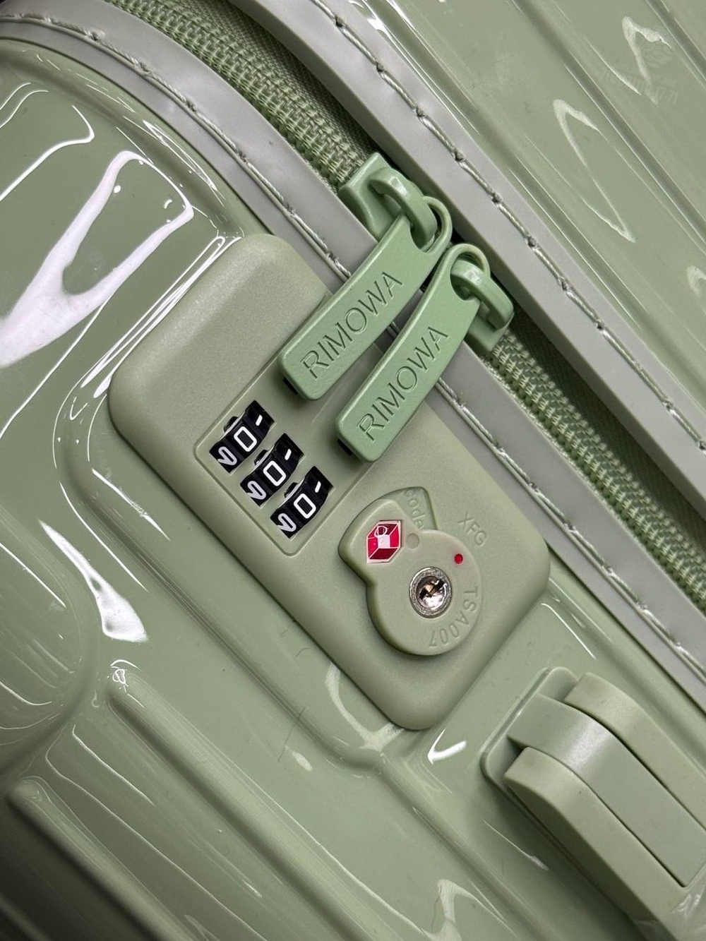 Чемодан Rimowa Essential Sleeve Cabin