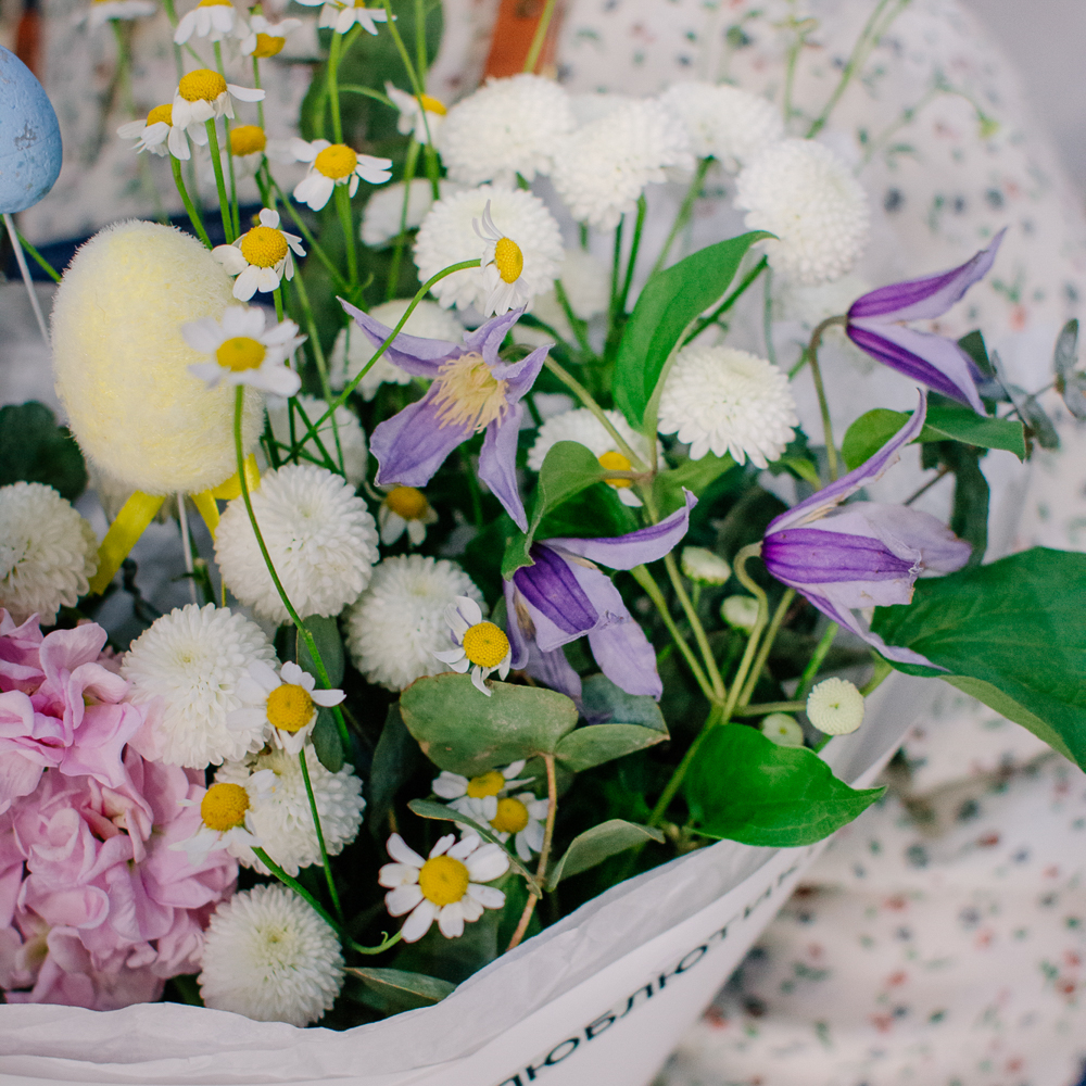 172. Ароматный весенний букет с маттиолой и ромашками