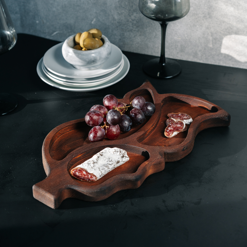 Деревянная менажница из кедра для подачи блюд и закусок "лист". MG82