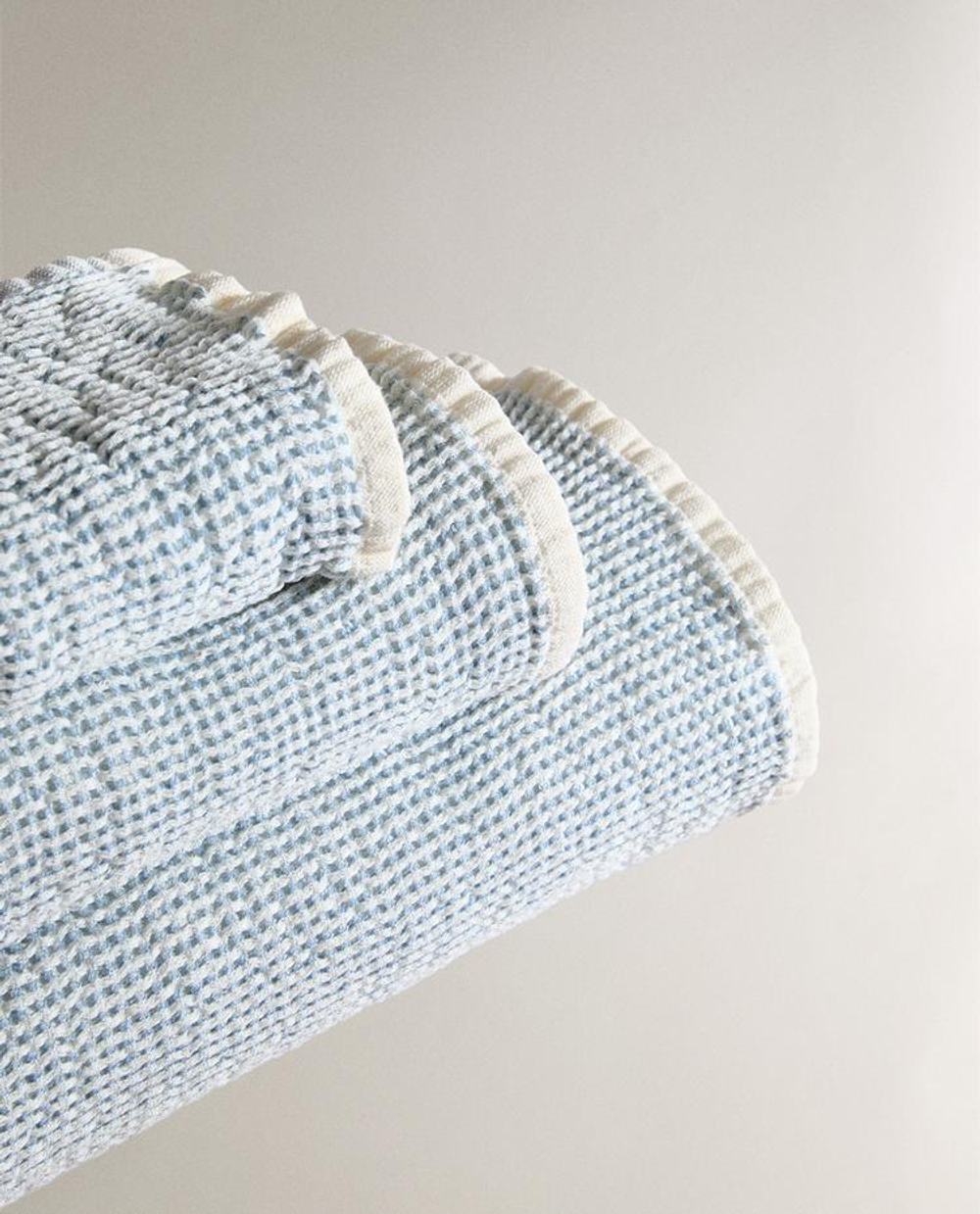 ZARA HOME БАННОЕ ПОЛОТЕНЦЕ С ВАФЕЛЬНЫМ УЗОРОМ, ЭКРЮ/СИНИЙ