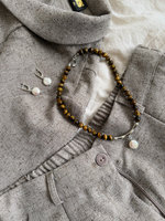 Колье из тигрового глаза и натуральной барочной жемчужиной