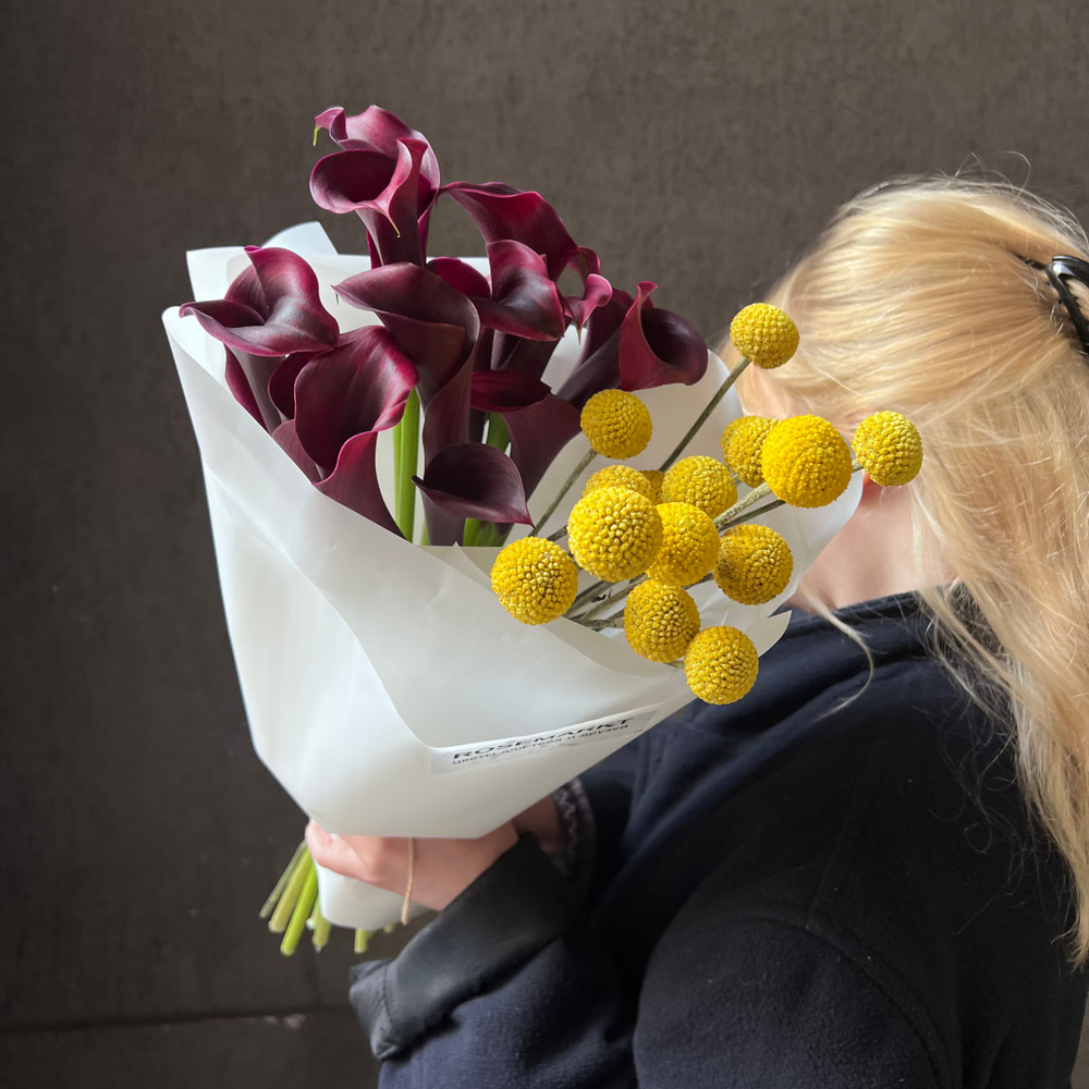 Авторский букет «Вечеринка художников» тёмные каллы и жёлтая краспедия/ Цветы/ букет от RoseMarkt