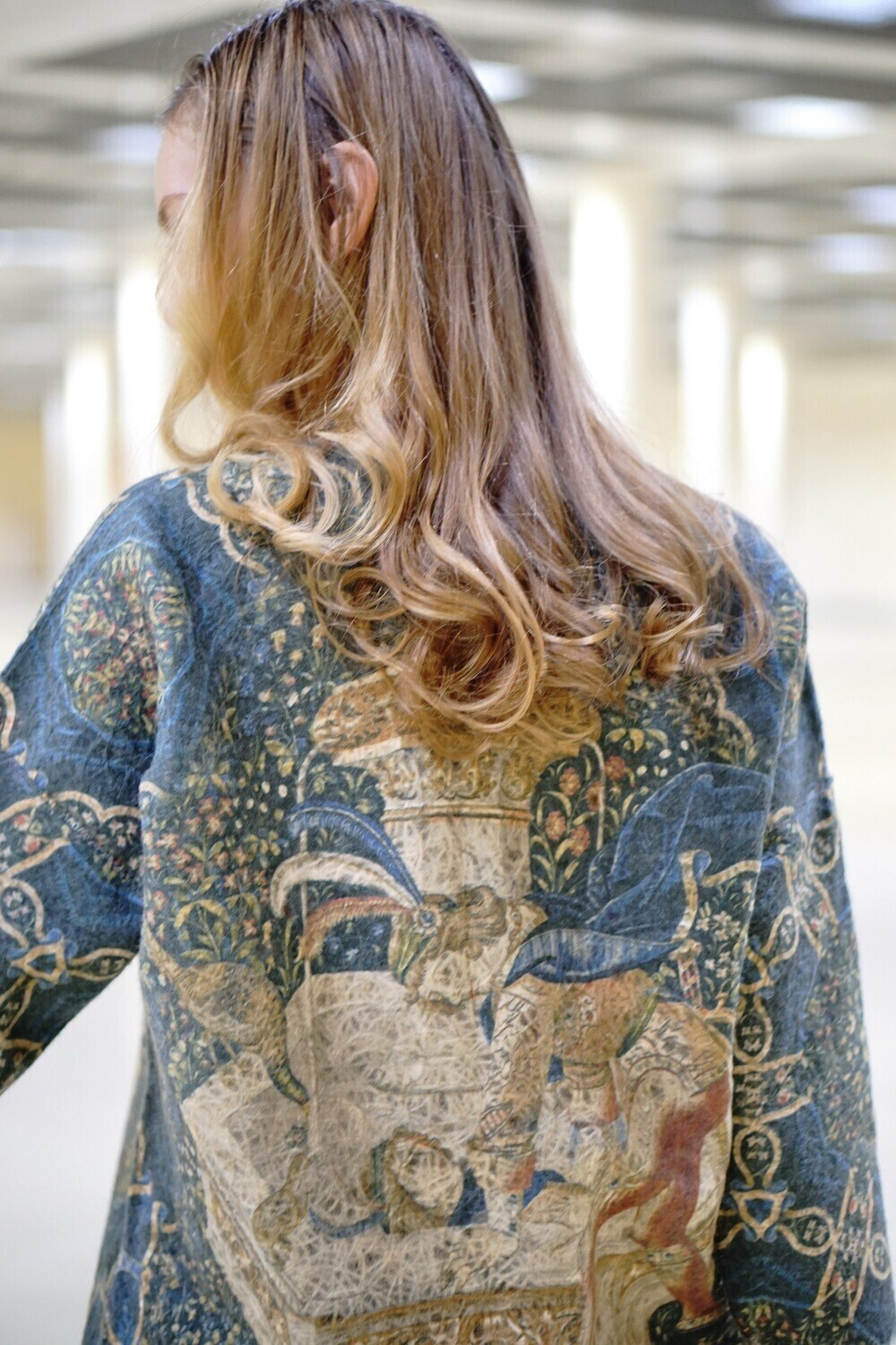 Легкий шерстяной свитер, по мотивам средневековых гобеленов