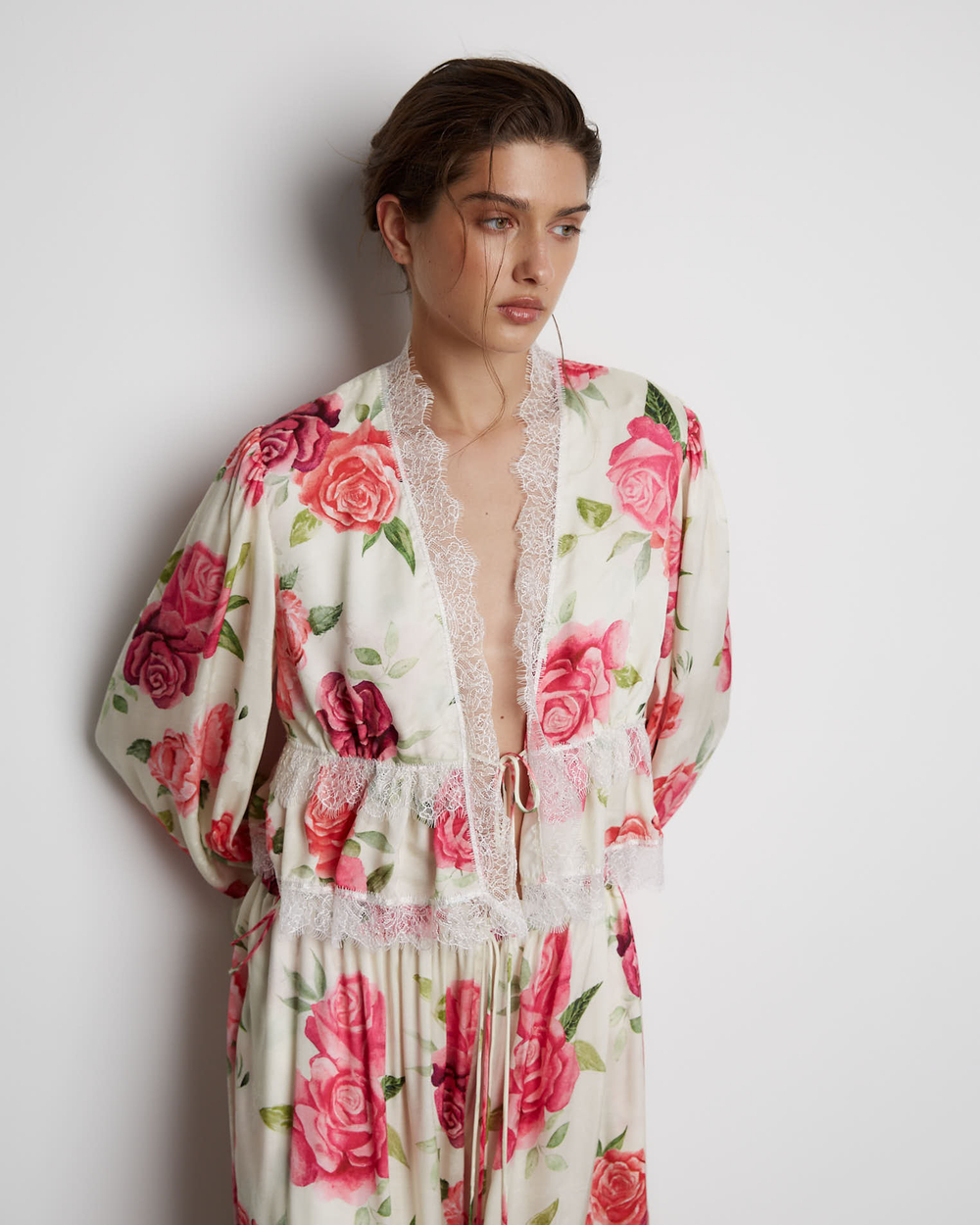 Блуза из вискозы с кружевной лентой розы молочный