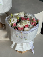 Букет из кустовой пионовидной розы, одноголовых роз, лизиантуса и хризантемы