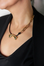 Колье асимметричное бант и цепь на черной коже, оттенок золото