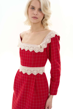 Платье с вырезом "каре" твидовое красное