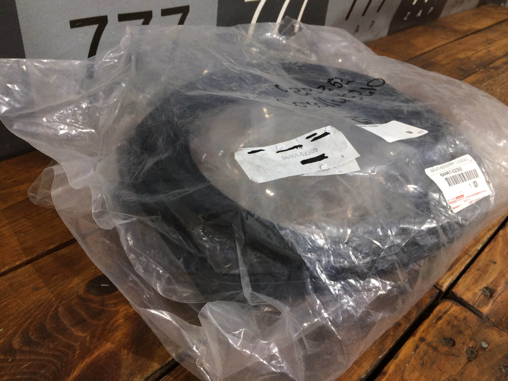 Уплотнитель крышки багажника Corolla (E210) Новый Оригинал 6446102300