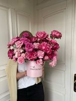 Композиция из ярких роз