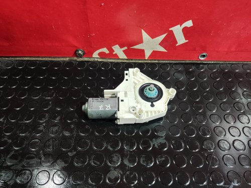 Моторчик стеклоподъемника правый 2018г.